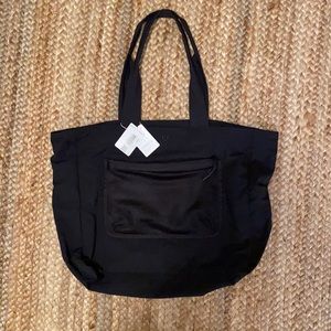 Lululemon black pack the pocket tote